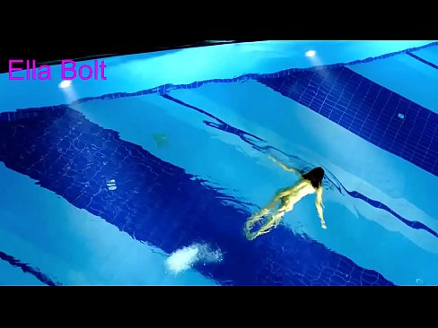 ❤️ मी पाहणे थांबवू शकत नाही, तरुण गोरा ELLA BOLT रिसॉर्ट पूलमध्ये नग्न पोहताना पकडला गेला आमच्याकडे mr.eggporncomics.ru ❌